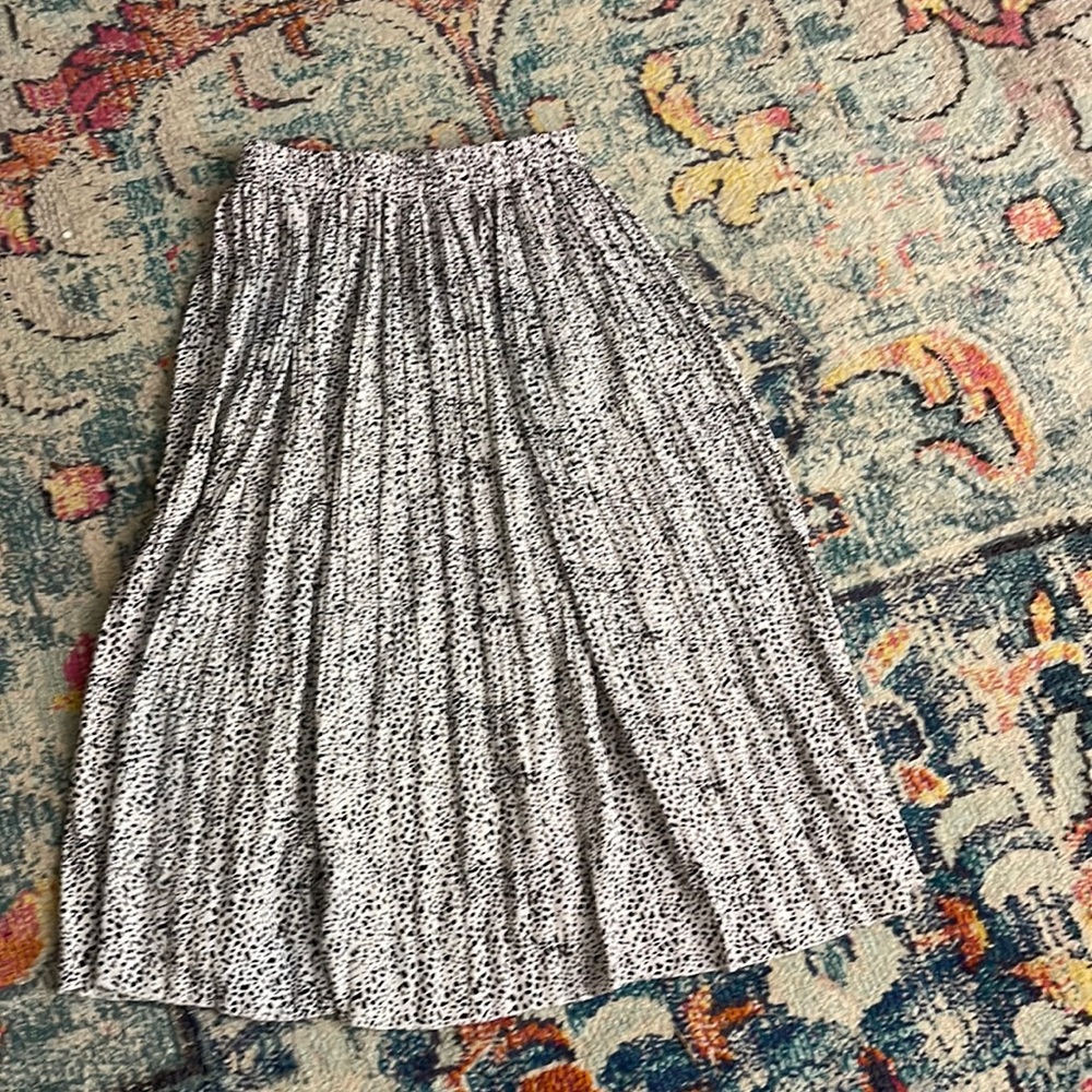 Black/white king skirt